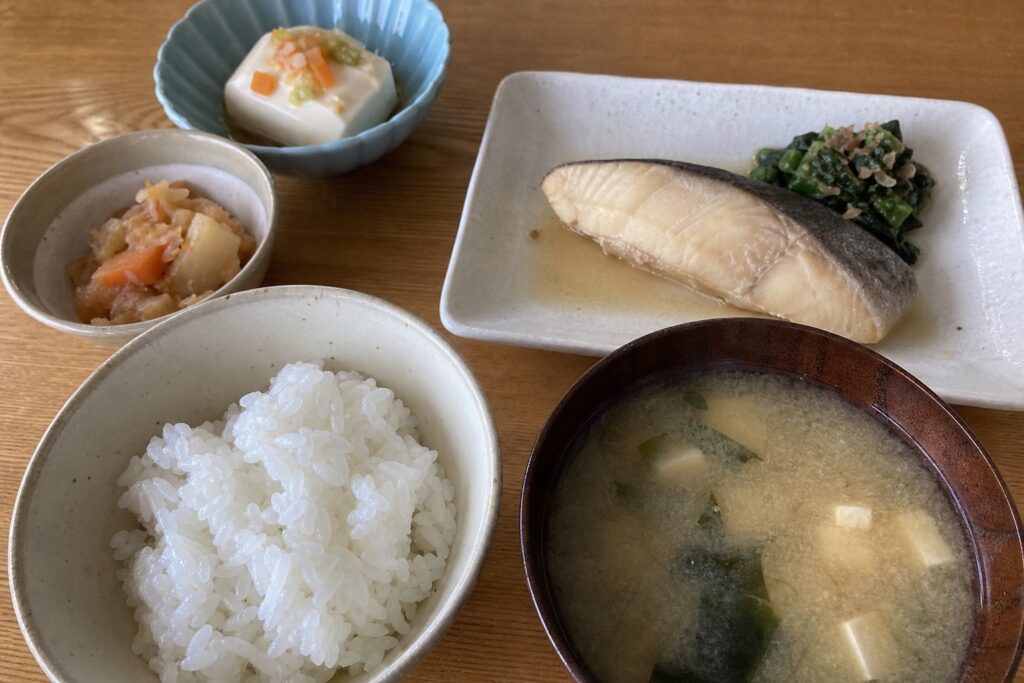 離れて暮らす70代以上の親に贈る冷凍宅食5選｜栄養・量・食べやすさで選ぶ親世代向の自然光撮影風アイキャッチ