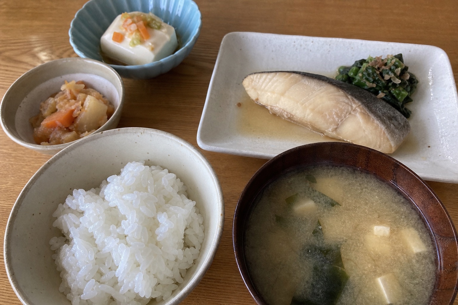 離れて暮らす70代以上の親に贈る冷凍宅食5選｜栄養・量・食べやすさで選ぶ親世代向の自然光撮影風アイキャッチ