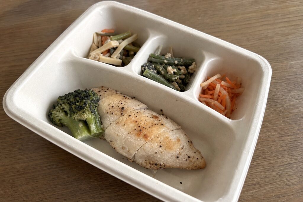 糖質制限弁当の鶏胸肉とブロッコリーの自然光撮影イメージ