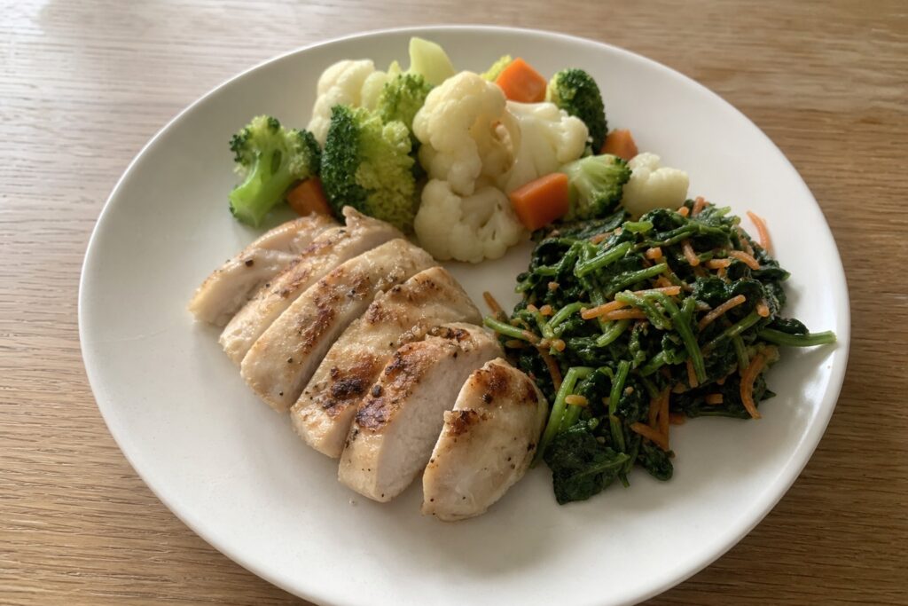 FIT FOOD HOMEの口コミ・評判は？高タンパク冷凍総菜をボディメイク視点の自然光撮影風アイキャッチ