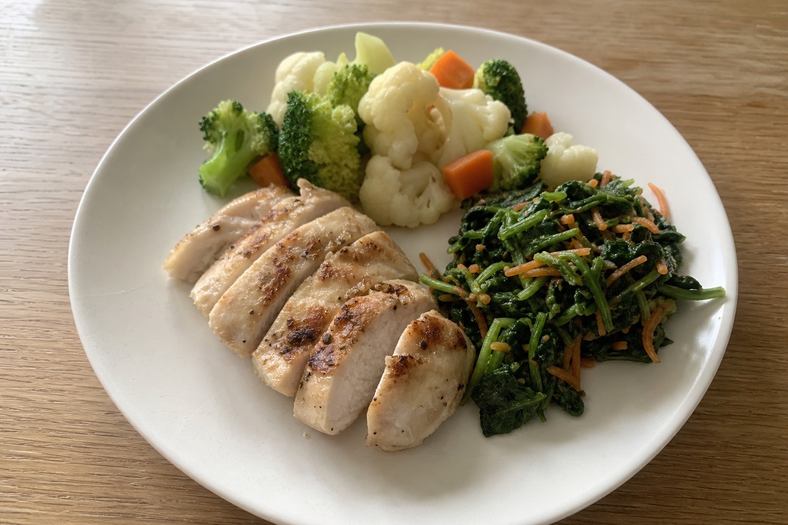 FIT FOOD HOMEの口コミ・評判は？高タンパク冷凍総菜をボディメイク視点の自然光撮影風アイキャッチ