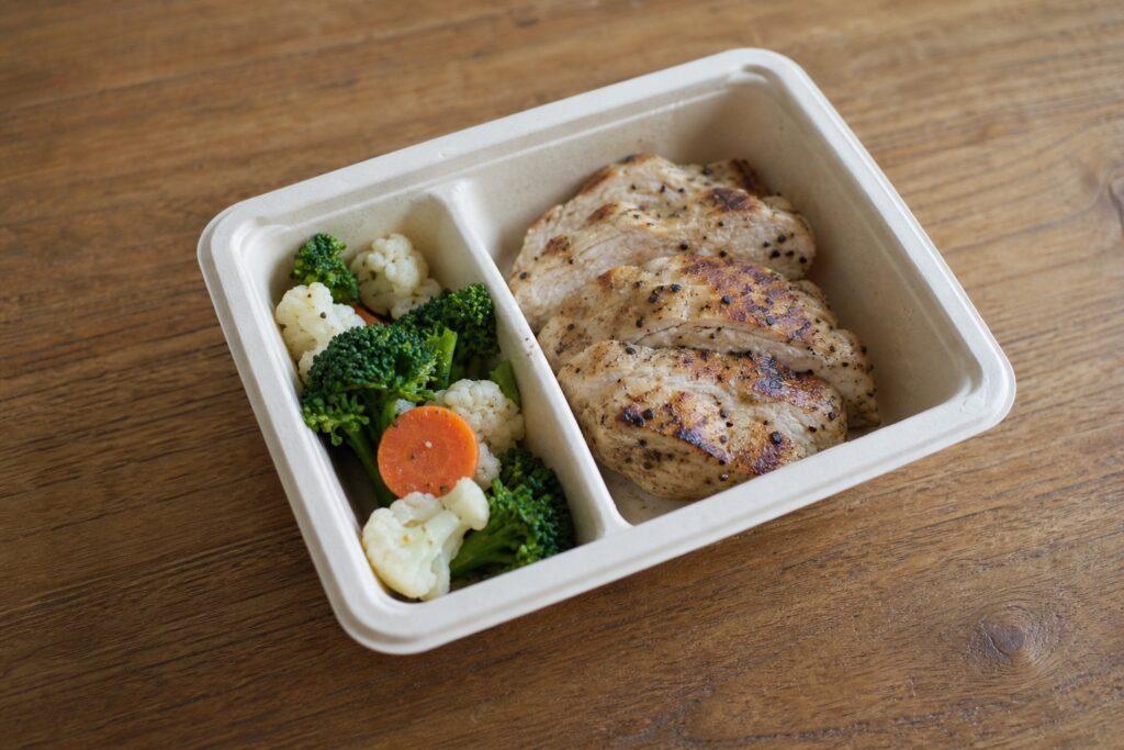 GOFOODの口コミ・評判は？高タンパク・低糖質冷凍弁当を徹底レビューしてみた【の自然光撮影風アイキャッチ