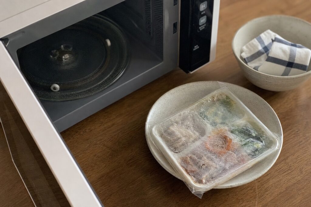 GW後半の疲れに効く！夜サクッと食べられる即解凍宅食5選【2026年版】の自然光撮影風アイキャッチ