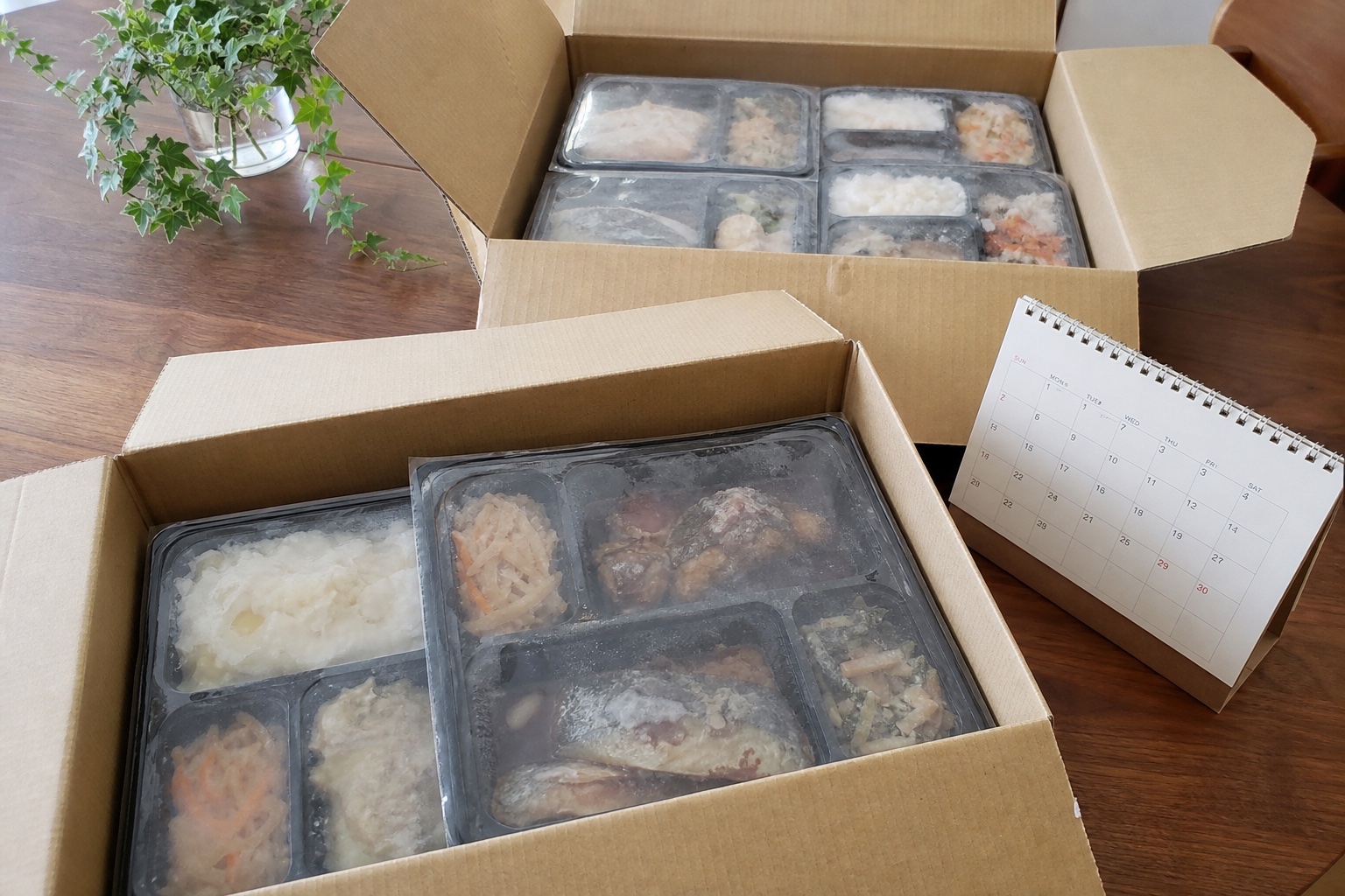 GW突入直前！駆け込みで間に合う冷凍宅食5選｜連休中の食事準備を1日で完結の自然光撮影風アイキャッチ