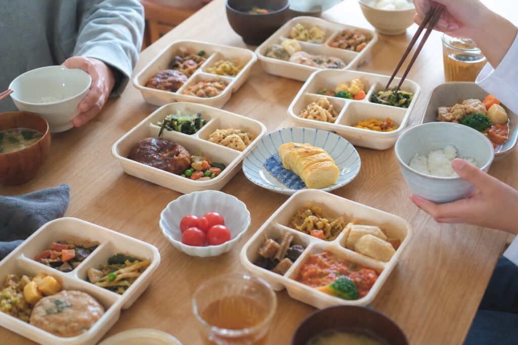 GW中の親戚集まりに冷凍宅食を活用｜大人数を10分で迎える時短術【2026年】の自然光撮影風アイキャッチ