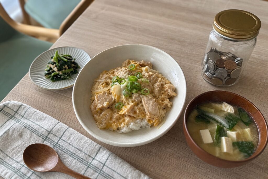 一人暮らしの食費を月2万円に抑える方法｜宅配弁当を使った節約術【2026年】の自然光撮影風アイキャッチ