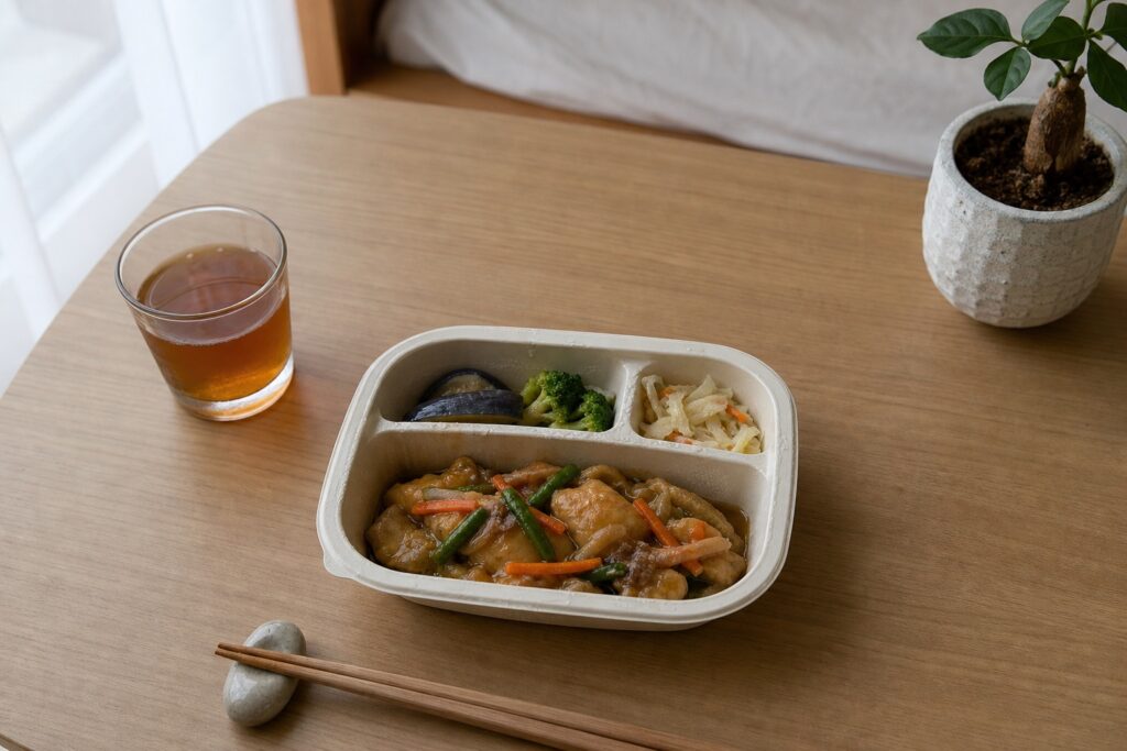 一人暮らしに最適な宅食サービス5選｜冷凍庫・少量・送料で厳選【2026年】の自然光撮影風アイキャッチ