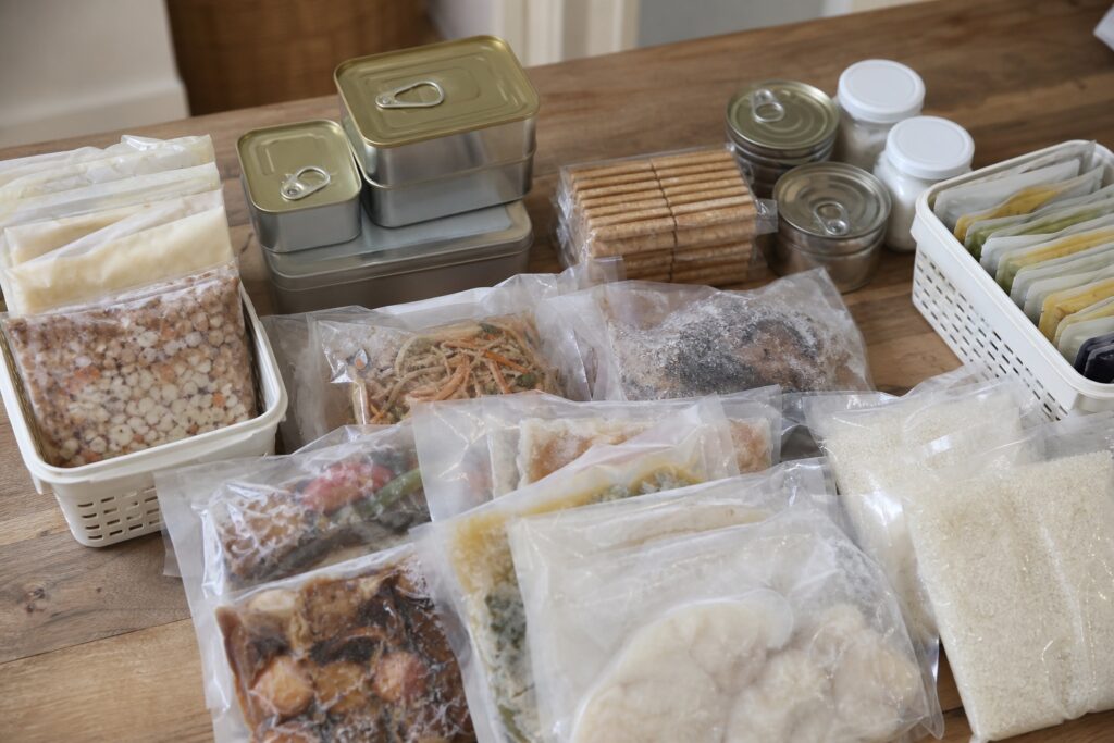 常備したい冷凍宅食5選｜防災備蓄を兼ねたストック術【2026年】の自然光撮影風アイキャッチ