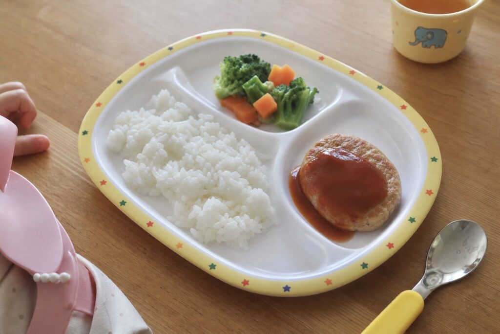 子どもの冷凍宅食デビュー｜年齢別おすすめ＆選び方ガイド【2026年】の自然光撮影風アイキャッチ