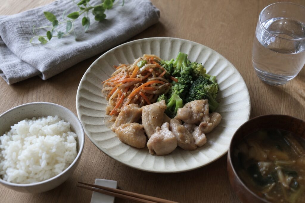 ライフミールの口コミ・評判は？低カロリー冷凍弁当の味とコスパを徹底レビューしてみの自然光撮影風アイキャッチ