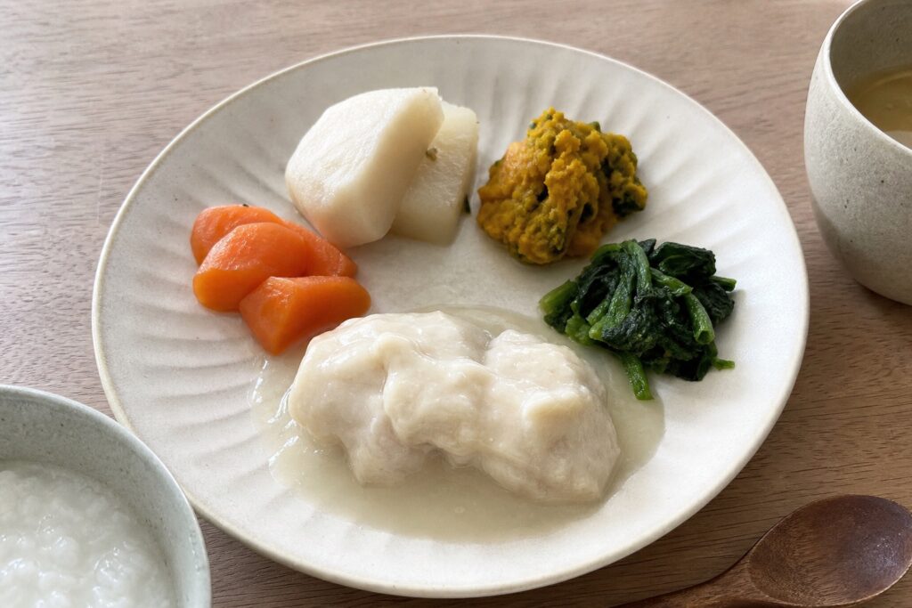まごころケア食の口コミ・評判は？管理栄養士監修の冷凍弁当を徹底レビューしてみた【の自然光撮影風アイキャッチ