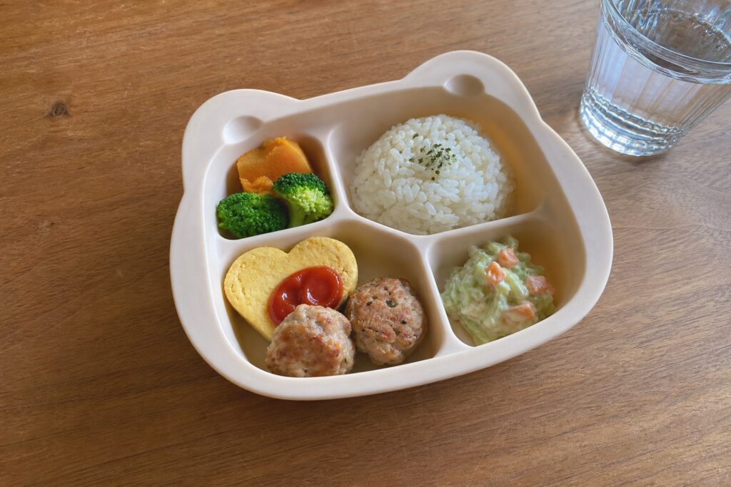 mogumo（もぐも）の口コミ・評判は？月齢に合わせた冷凍幼児食を徹底レビューしの自然光撮影風アイキャッチ