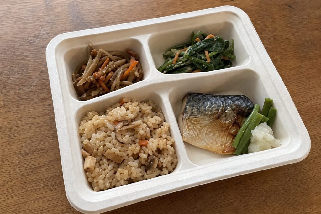 ニチレイフーズダイレクトの口コミ・評判は？冷凍弁当の味とコスパを徹底レビューしての自然光撮影風アイキャッチ
