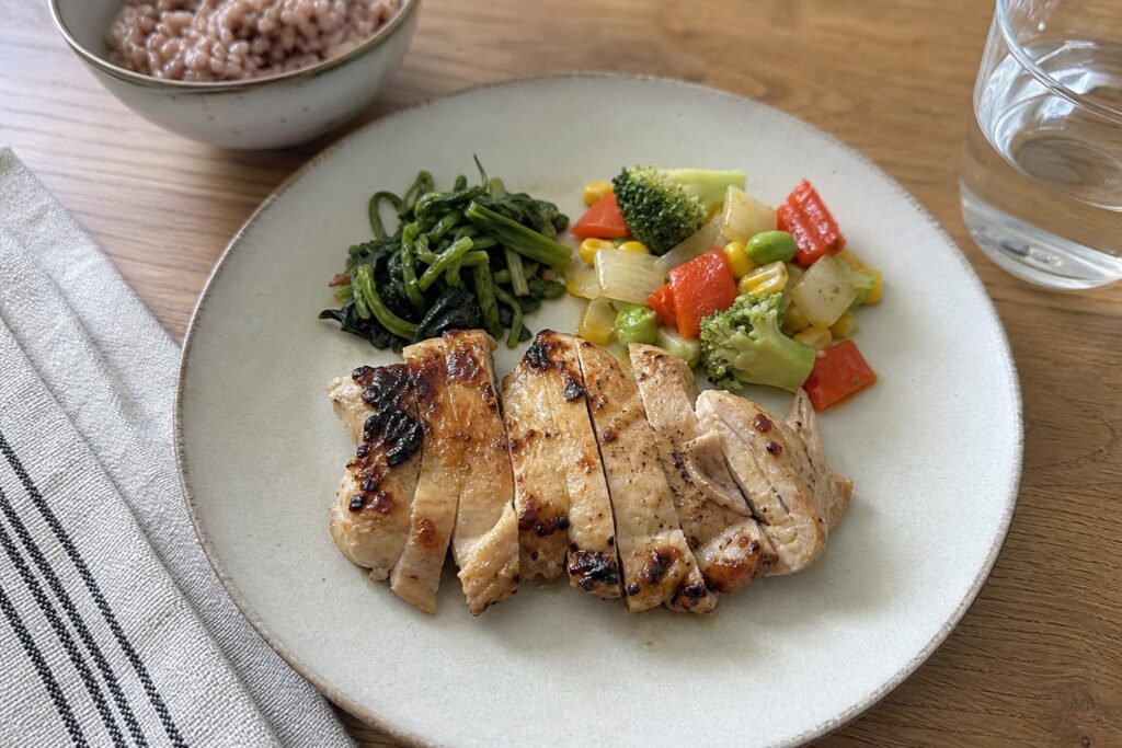 肉と野菜のバランス宅食 3社徹底比較｜高タンパク派・ヘルシー派・栄養バランス派のの自然光撮影風アイキャッチ