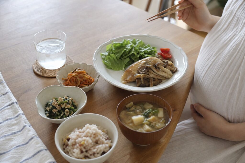 妊婦向け宅食ガイド｜つわり期から後期まで使える宅食5選【2026年】の自然光撮影風アイキャッチ