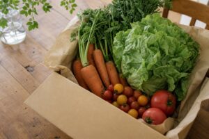 有機野菜宅配3社徹底比較｜大地を守る会・らでぃっしゅぼーや・オイシックスを料金・の自然光撮影風アイキャッチ