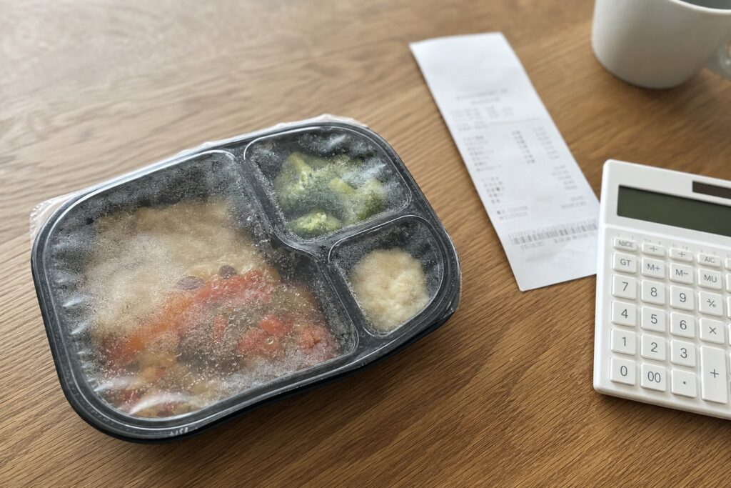【2026年6月】食費・電気代ダブル値上げ対策に冷凍宅食｜自炊と比べて月いくら浮の自然光撮影風アイキャッチ