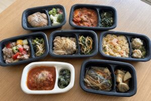 冷凍宅食の「飽き対策」｜2ヶ月続けても飽きない選び方とローテ術【2026年版】の自然光撮影風アイキャッチ