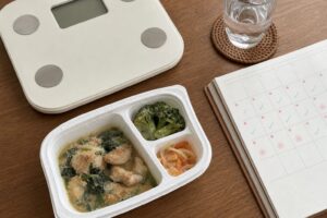 冷凍宅食×ダイエット｜2ヶ月続けて落ちた体重と続け方のコツ【2026年版】の自然光撮影風アイキャッチ