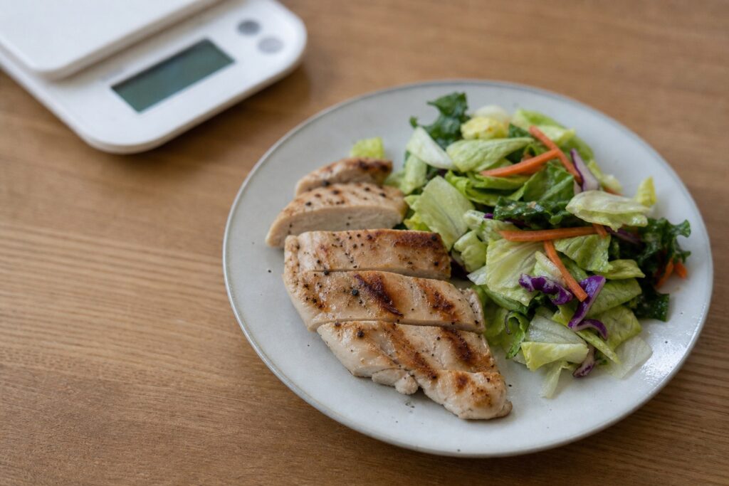 冷凍宅食×ダイエットの罠｜カロリー表示で見落とす3つの落とし穴と継続テクニック【の自然光撮影風アイキャッチ