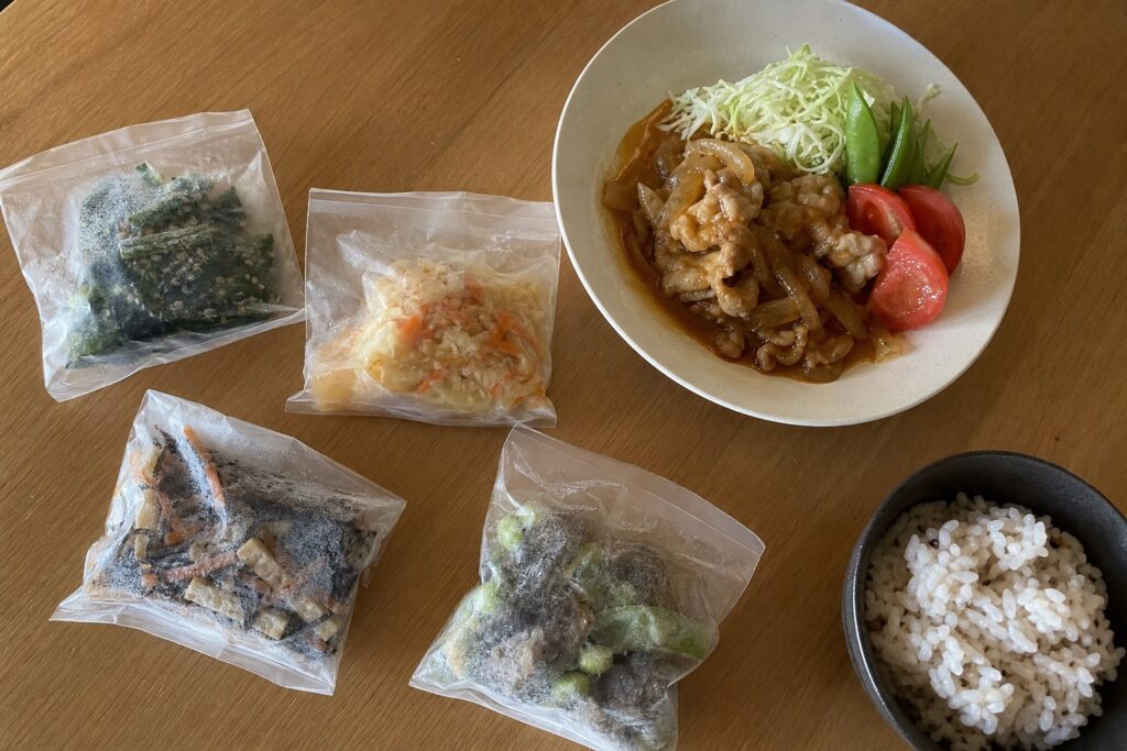 冷凍宅食を「副菜」だけ取り入れる活用法｜自炊の主菜に1品足すだけで栄養バランス完の自然光撮影風アイキャッチ