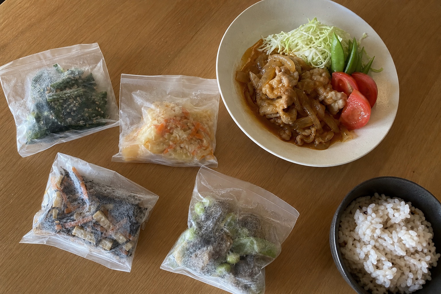 冷凍宅食を「副菜」だけ取り入れる活用法|自炊の主菜に1品足すだけで栄養バランス完の自然光撮影風アイキャッチ