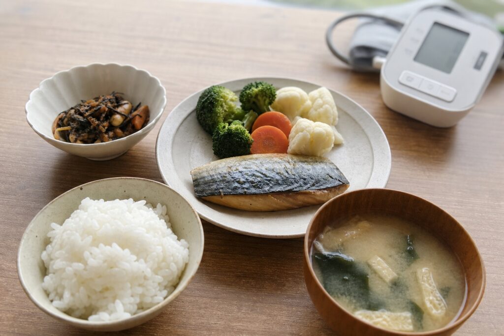 【2026年版】冷凍宅食×減塩・高血圧対策｜1食2g以下から選ぶ管理栄養士監修サの自然光撮影風アイキャッチ