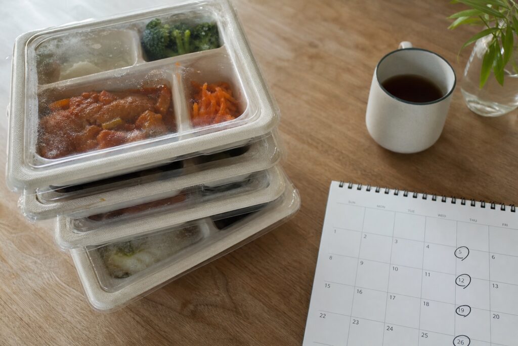 冷凍宅食 配送頻度と定期便の見直し方｜月いくらが妥当？家族構成別コスパ最適化【2の自然光撮影風アイキャッチ