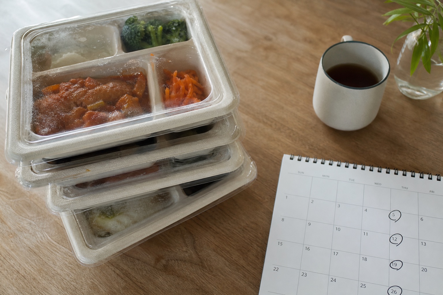 冷凍宅食 配送頻度と定期便の見直し方|月いくらが妥当?家族構成別コスパ最適化【2の自然光撮影風アイキャッチ