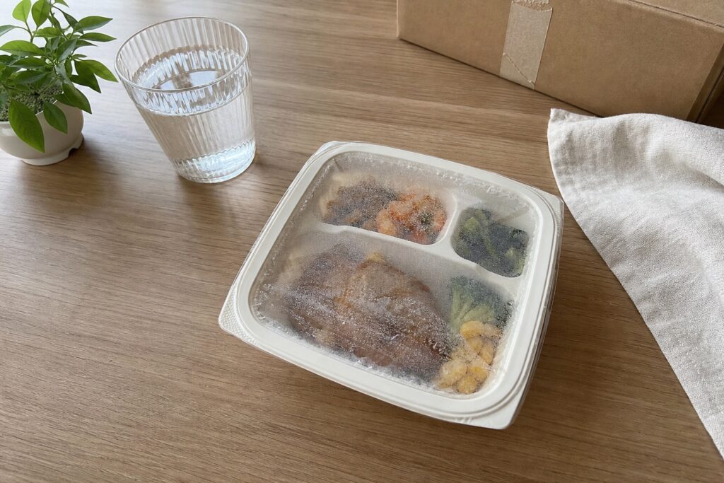 冷凍宅食×一人暮らし｜単身世帯の最適導入量と冷凍庫サイズの選び方【2026年版】の自然光撮影風アイキャッチ