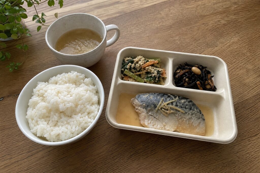 冷凍宅食で時短朝食｜共働き家庭の平日朝7分ルーティン【2026年版】の自然光撮影風アイキャッチ