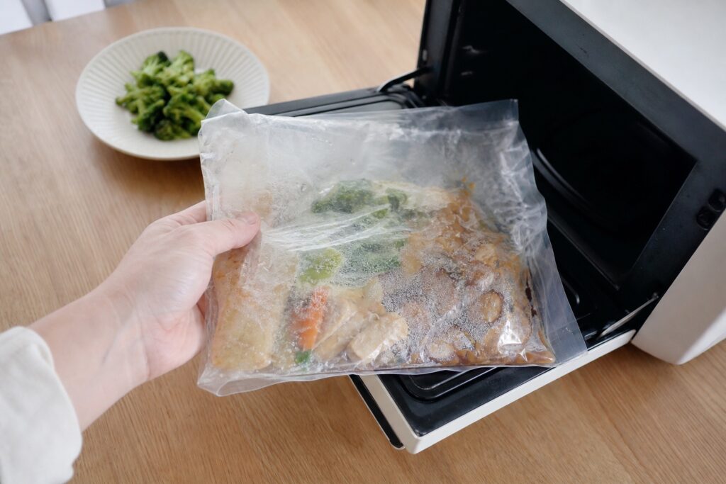 冷凍宅食の解凍方法 完全ガイド｜電子レンジ・湯せん・自然解凍の使い分けで失敗しなの自然光撮影風アイキャッチ