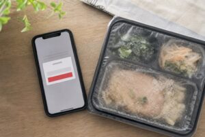 冷凍宅食の解約・休止トラブル予防｜定期便を辞めるときに気をつけたいこと【2026の自然光撮影風アイキャッチ