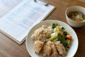 【2026年版】冷凍宅食×健康診断結果改善｜血糖値・血圧・中性脂肪を1食でケアすの自然光撮影風アイキャッチ