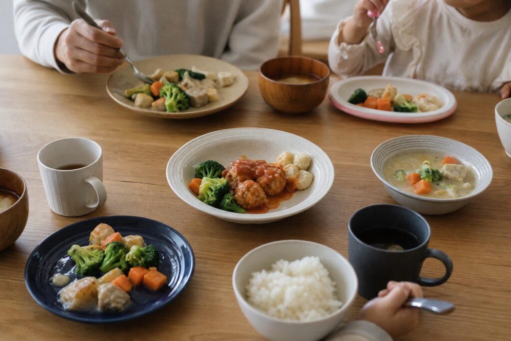 冷凍宅食×子育て世帯｜時短献立と栄養バランスの両立【2026年版・5社比較】の自然光撮影風アイキャッチ