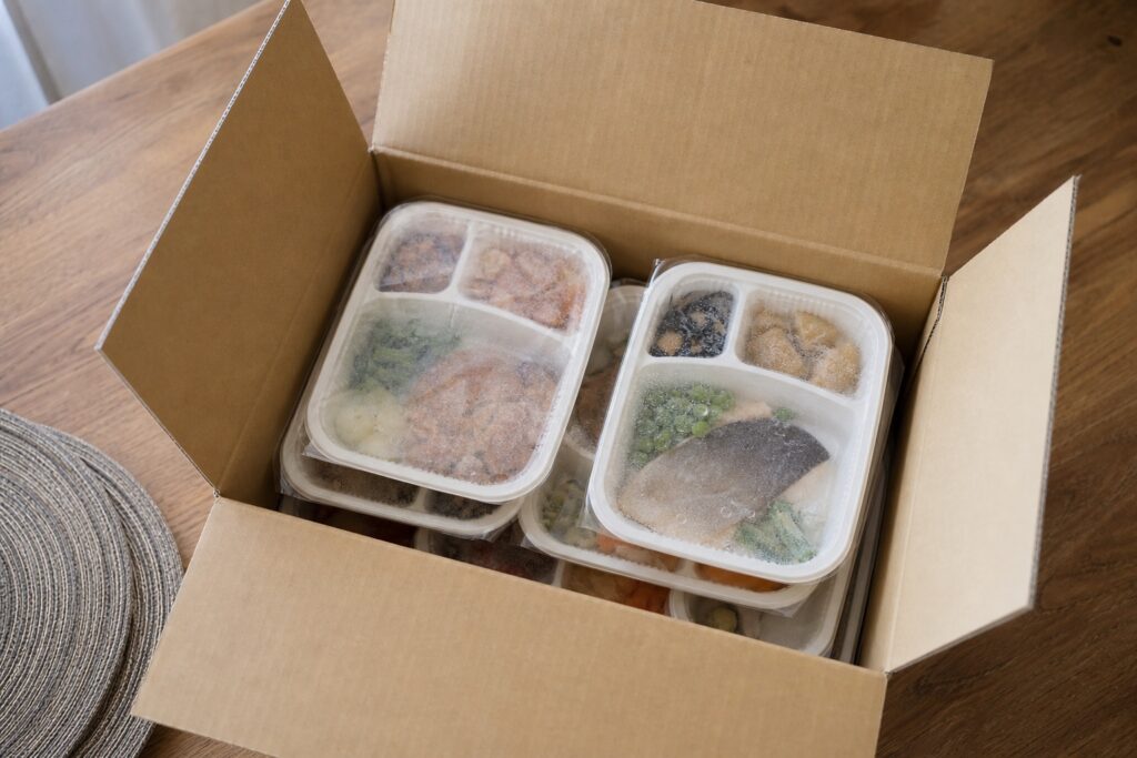 【2026年版】冷凍宅食お試しセット5社比較｜初回限定価格と注意点を実額で整理の自然光撮影風アイキャッチ