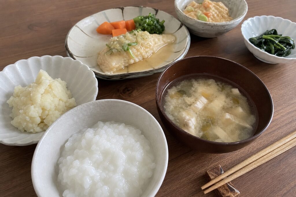 冷凍宅食×シニア層｜80代の親に送る場合の選び方【2026年版・5社比較】の自然光撮影風アイキャッチ