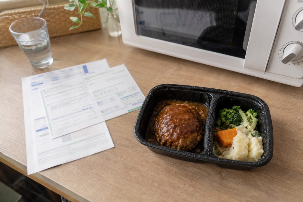 冷凍宅食の水道光熱費まとめ｜電気代＋水道代＋ガス代の総コストを実数で試算【202の自然光撮影風アイキャッチ