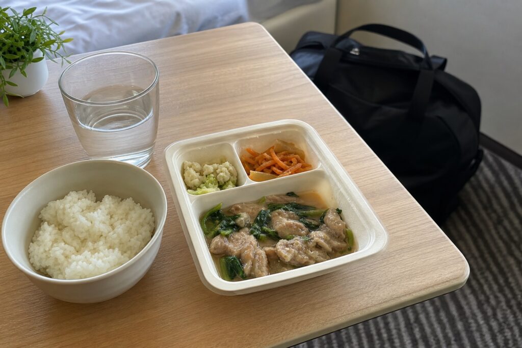 冷凍宅食×単身赴任｜出張・帰宅サイクルとの組み合わせ方【2026年版・5社比較】の自然光撮影風アイキャッチ