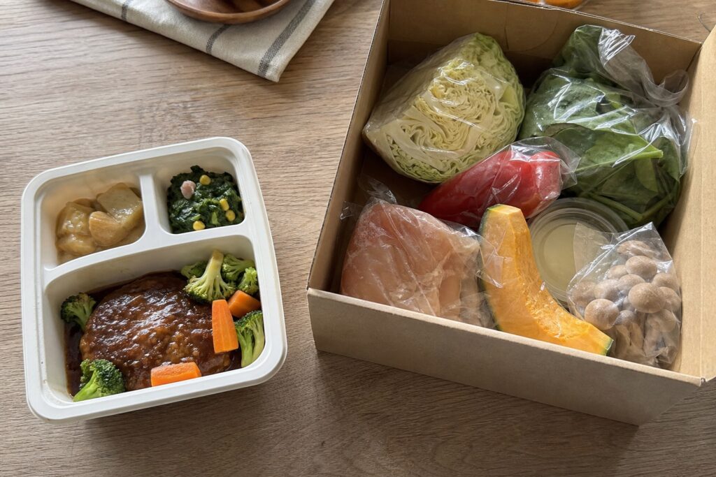 冷凍宅食とミールキットどっちを選ぶべき？タイプ別の使い分け完全ガイド【2026年の自然光撮影風アイキャッチ