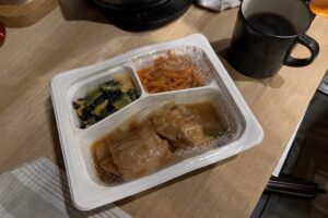 冷凍宅食×夜勤・シフト勤務｜不規則生活でも栄養を切らさない5社比較【2026年版の自然光撮影風アイキャッチ
