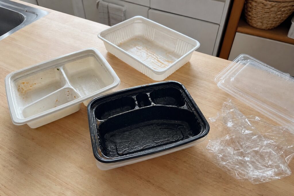 冷凍宅食の容器ゴミの捨て方｜プラ・紙・フィルム別の自治体ルールと減らすコツ【20の自然光撮影風アイキャッチ