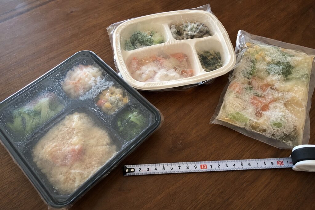 冷凍宅食 容器タイプ別の選び方｜プラトレイ vs フィルムパック vs カップ型の自然光撮影風アイキャッチ