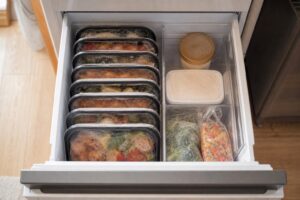 冷凍庫のサイズ別 宅食ストック運用完全ガイド｜30L〜200Lで何食まで入る？編集部の実測収納術のアイキャッチ画像