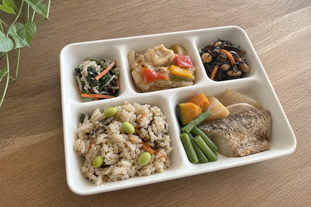 食のそよ風の口コミ・評判は？SOMPO系シニア向け冷凍宅配弁当を徹底レビューしての自然光撮影風アイキャッチ