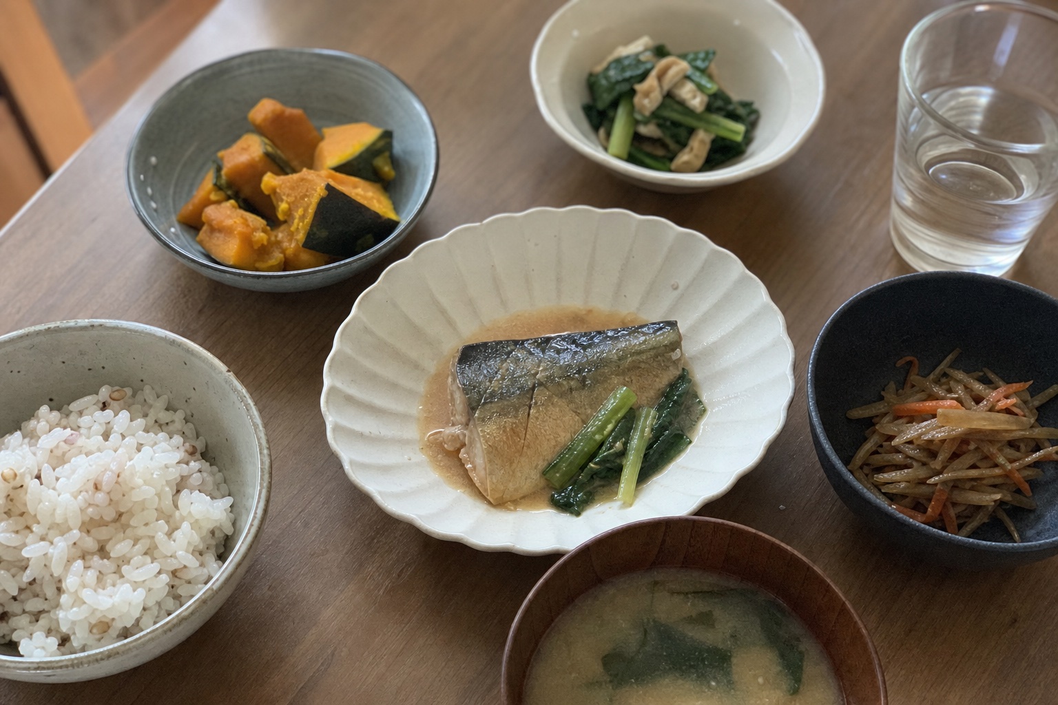 食宅便の口コミ・評判は?日清医療食品の冷凍弁当を徹底レビューしてみた【2026年の自然光撮影風アイキャッチ