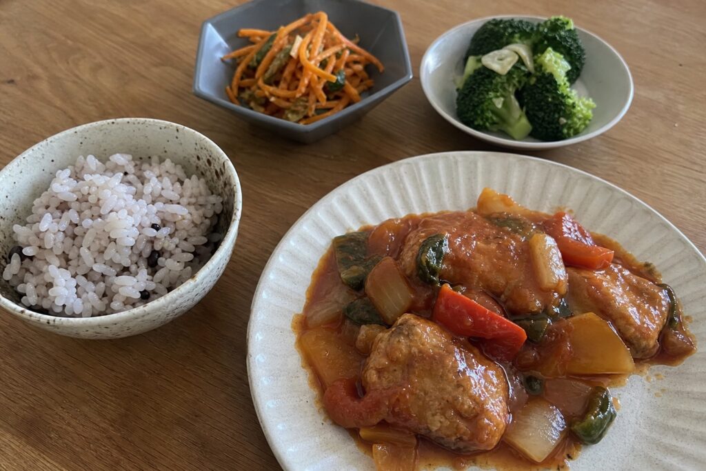 宅配弁当の送料を全社比較｜送料無料のサービスはどれ？【2026年】の自然光撮影風アイキャッチ