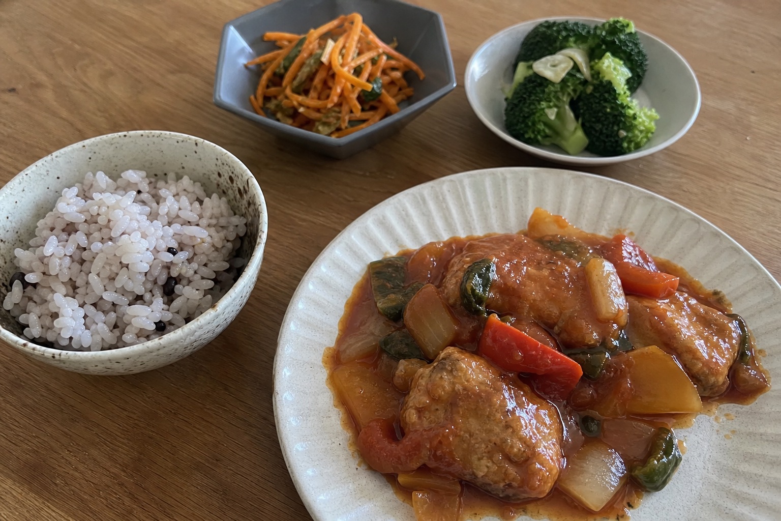 宅配弁当の送料を全社比較｜送料無料のサービスはどれ？【2026年】の自然光撮影風アイキャッチ
