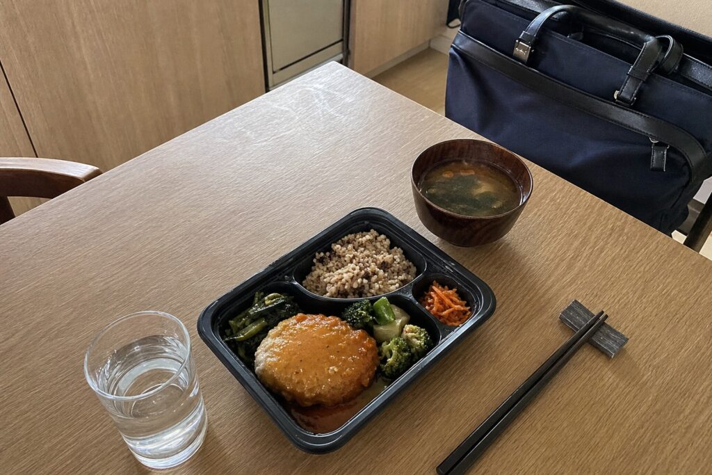 単身赴任向け宅食活用ガイド｜帰宅後の自炊ストレスをゼロにするおすすめ5選【202の自然光撮影風アイキャッチ
