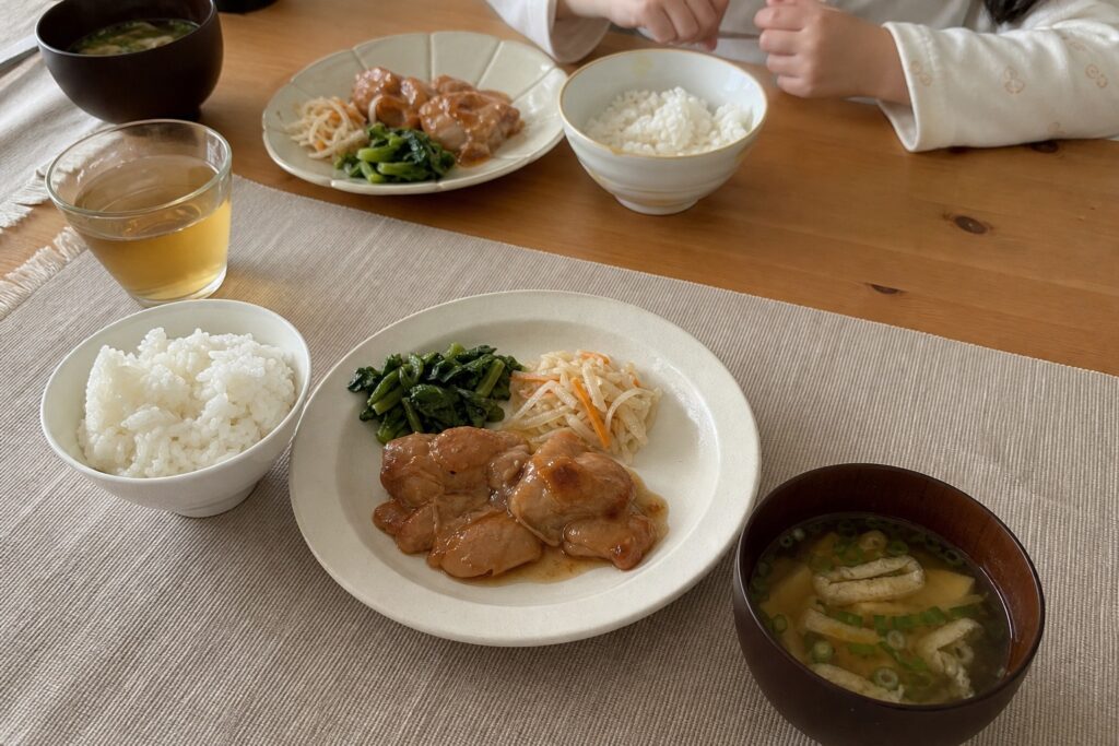共働き家庭の朝食宅配活用5選｜10分以内で家族の朝を整える方法【2026年】の自然光撮影風アイキャッチ